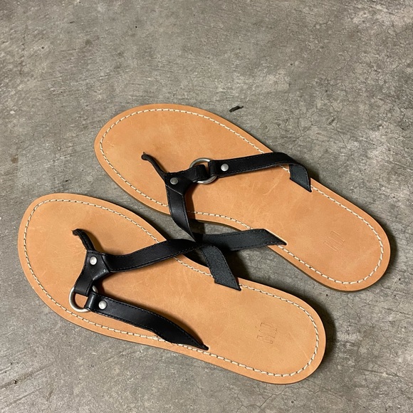 GAP Flip Flop Sandals - Picture 3 of 9